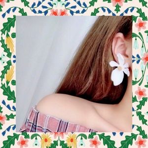 🌼ON TREND MIAMI FLOWER STATEMENT EARRINGS➖WHITE🌼